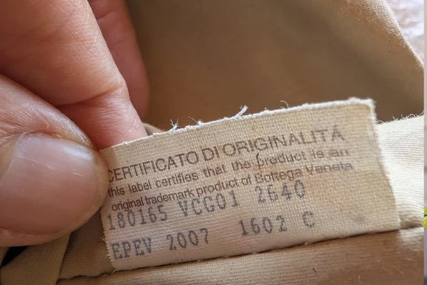 Fabric label reading Certificato di Originalità, with Bottega Veneta product wording, the number 180165 and the year 2007