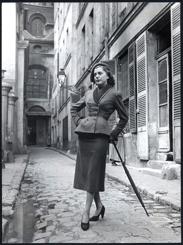 Unesco-suit2C-Haute-Couture-Autumn-Winter-1949-collection2C-Milieu-du-Si2B�cle-line.-Christian-Dior.-�-Associations-Willy-Maywald